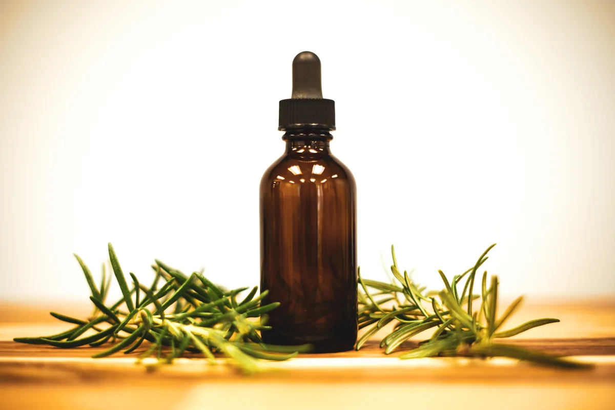 Ảnh tham khảo tinh dầu hương thảo, không phải sản phẩm Dao Đỏ Wellness